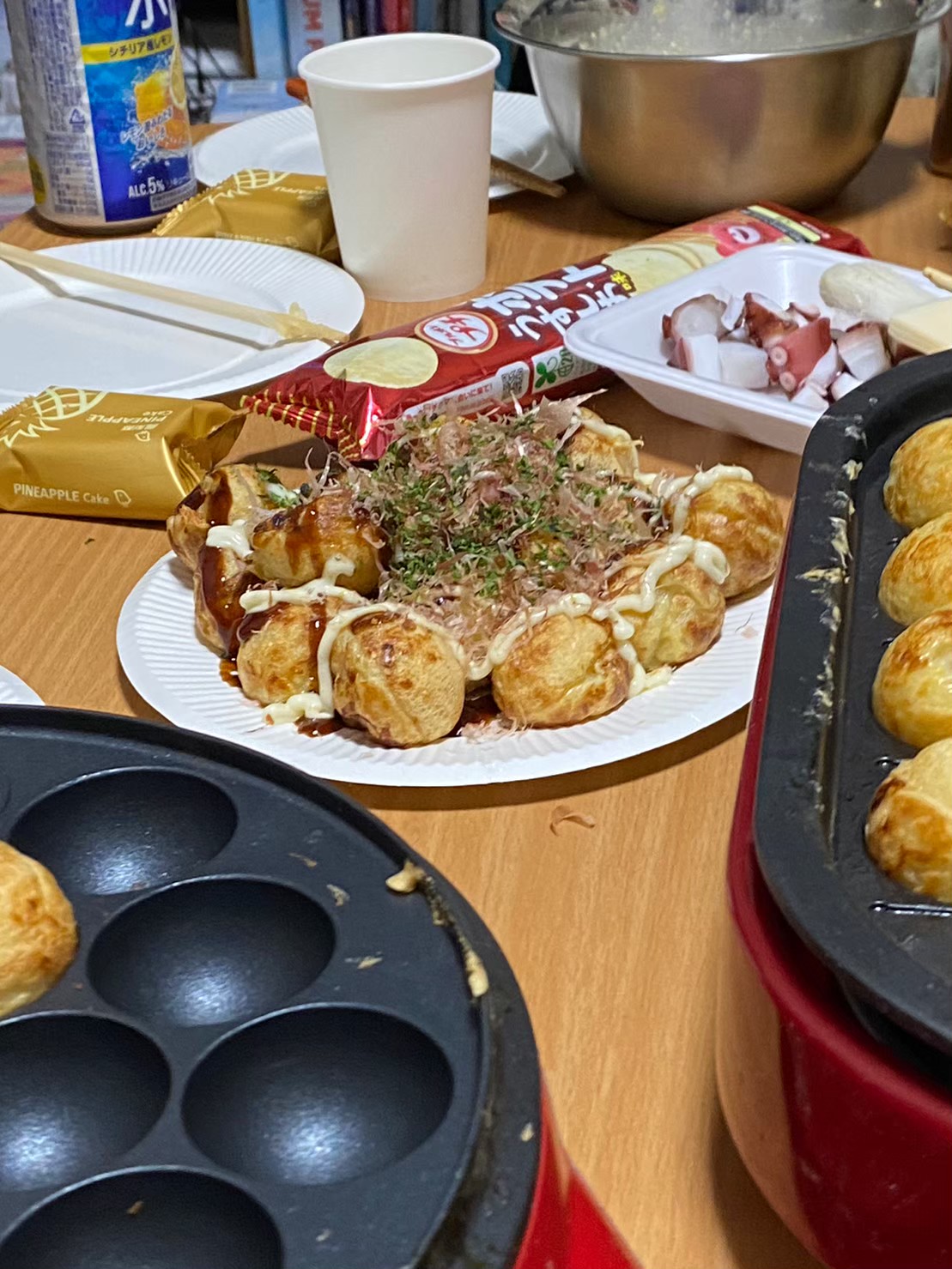 紙皿に盛られたたこ焼き