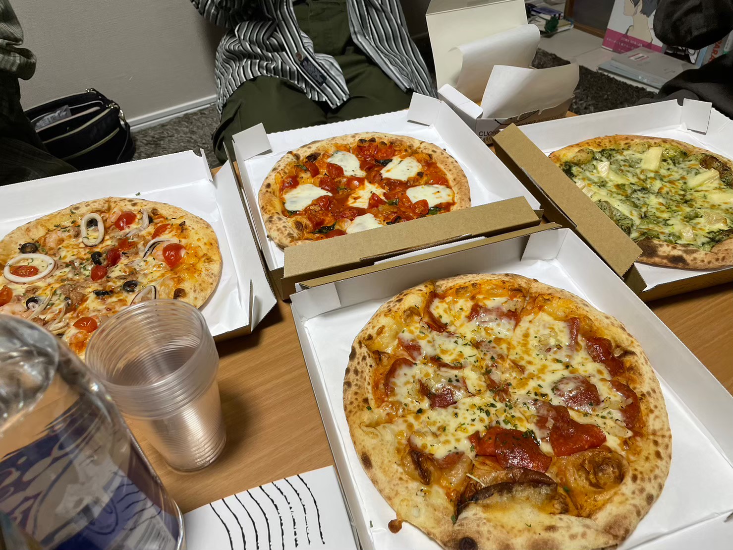 テーブルに並んだ4枚のピザ