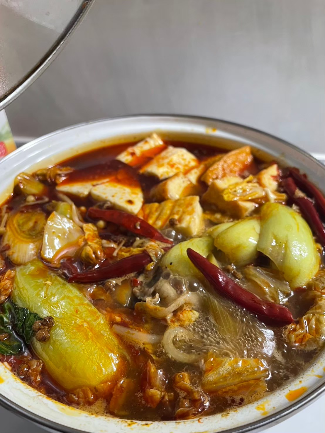 具材がたっぷり入った火鍋