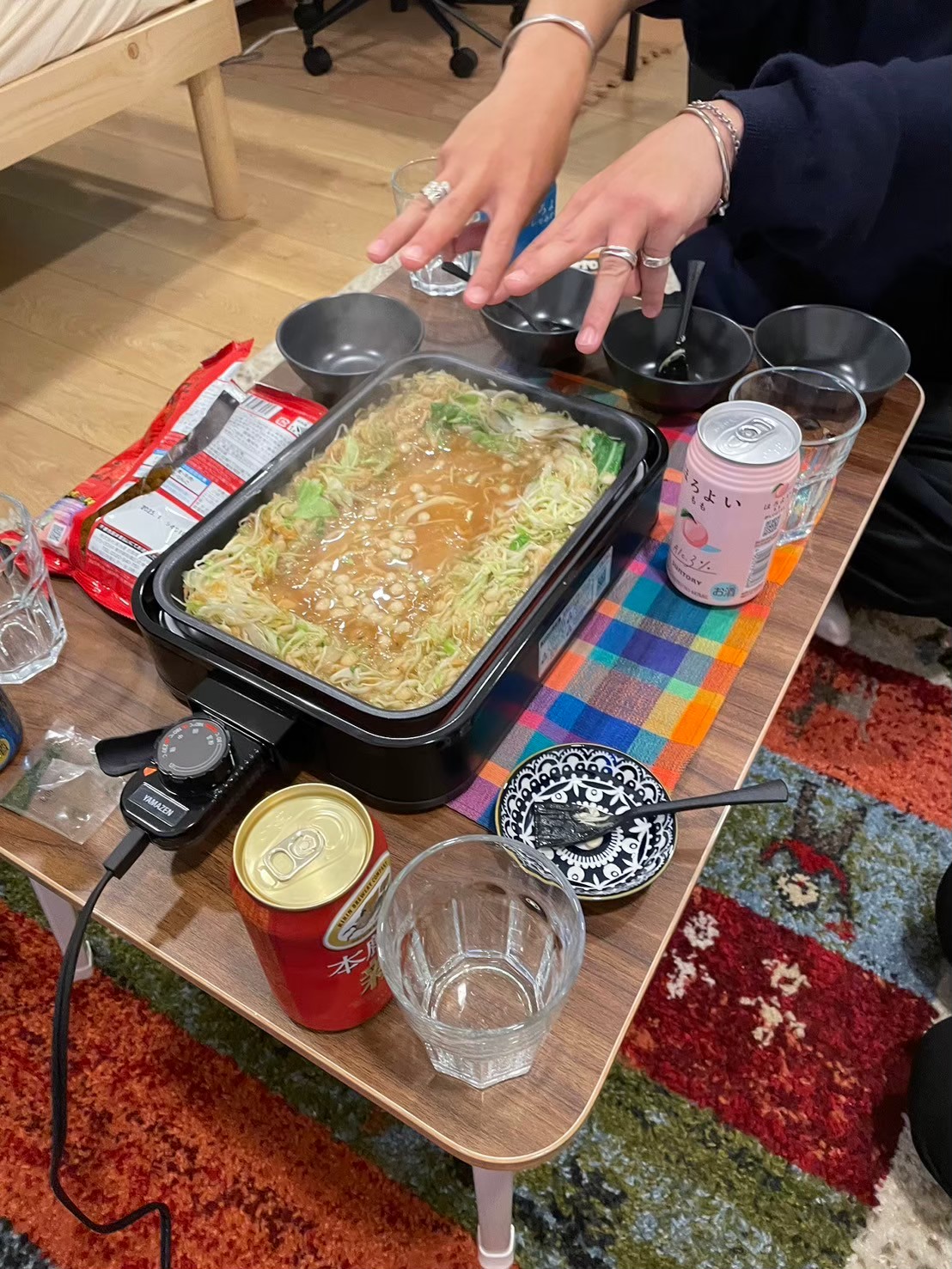 卓上鍋で煮込むラーメン