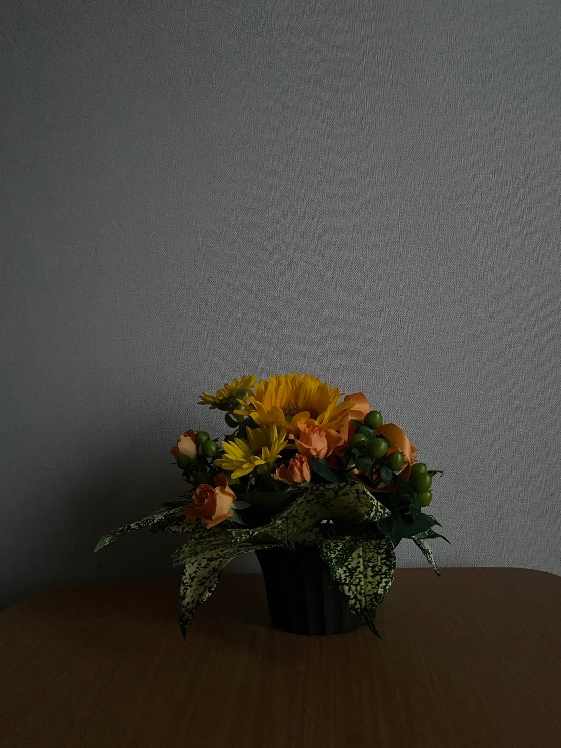 暗い背景に浮かぶ花束